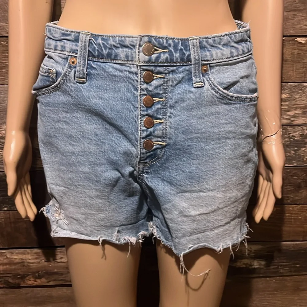 💙💚💰BOGO FREE Universal Thread Button Fly Light Wash Jean Shorts